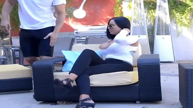 Огромные дойки милфы трясутся от секса с пикапером