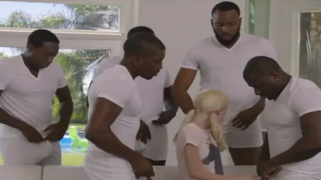 Миниатюрная блондинка дает толпе негром с большими хуями